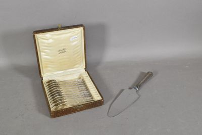 une boîte d'argenterie et une paire de ciseaux posés sur une table