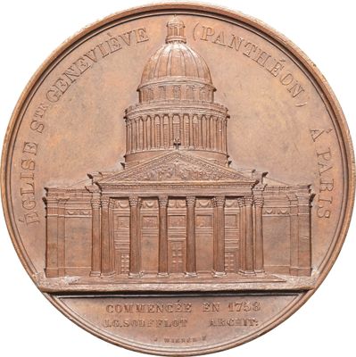 une image montrant un gros plan d'une pièce de monnaie avec un bâtiment en arrière-plan