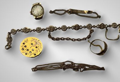 de nombreux types de montres et de bracelets sur la table