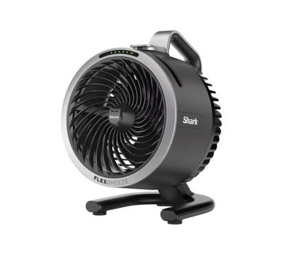 gros plan d'un ventilateur sur un support sur fond blanc