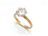 gros plan d'une bague en diamant sur fond blanc
