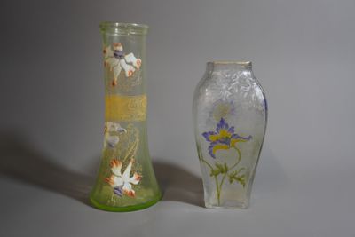deux vases posés l'un à côté de l'autre sur une table