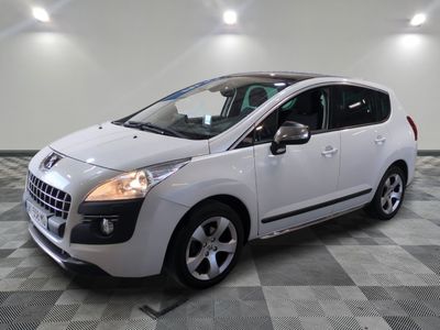 la photo d'une voiture blanche garée dans une salle d'exposition
