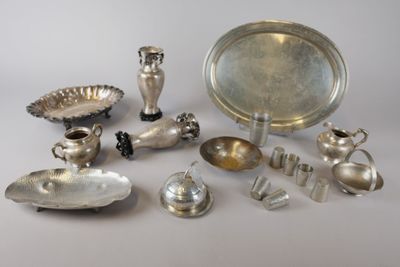 beaucoup d'objets en argent qui se trouvent sur la table