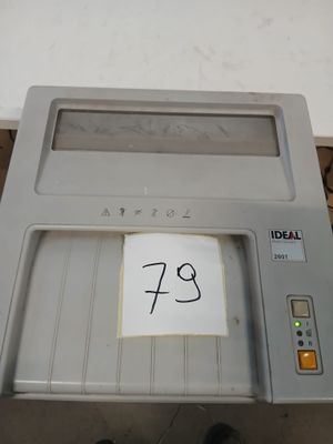 une machine sur laquelle est posée une étiquette de prix, posée sur une table