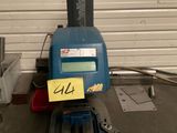 une machine posée sur une table