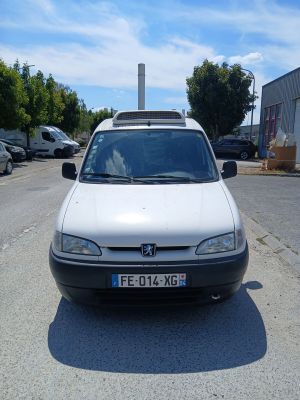 une voiture blanche garée sur le bord de la route