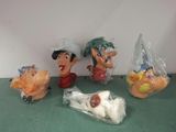 cinq figurines du même personnage dans des sachets en plastique