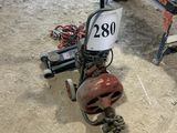 une moto posée au sol et munie d'une plaque d'immatriculation