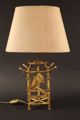 une image représentant une lampe posée sur une table, avec un abat-jour