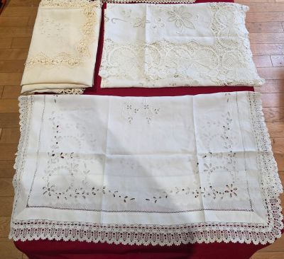 de nombreux types de napperons différents sur la table