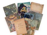 de nombreux livres posés sur une surface blanche