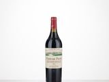 une bouteille de vin rouge posée sur une table