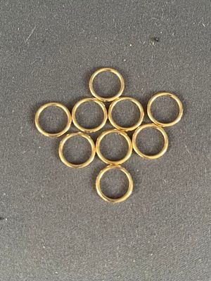 une pile de bagues en or posées sur une table