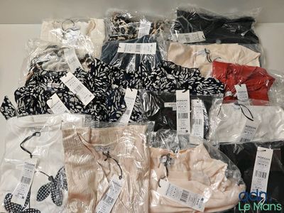 un tas de vêtements posés sur une table