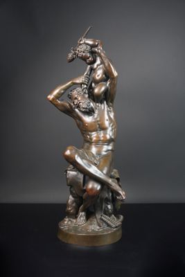 sculpture en bronze représentant une femme avec un oiseau sur la tête