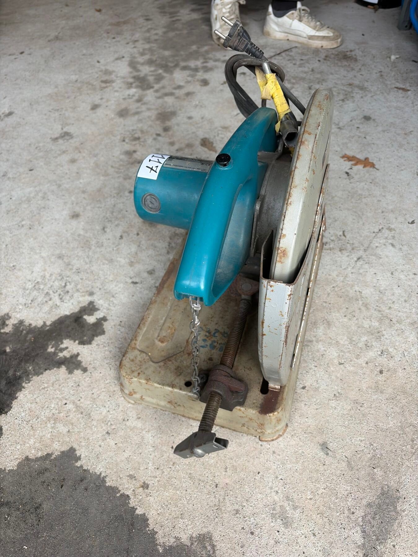 Une scie circulaire MAKITA 2414NB.