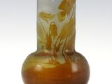 un vase en verre avec un tableau posé sur une table