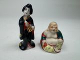 deux figurines représentant un homme et une femme assis sur une chaise