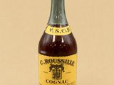 une bouteille de cognac posée sur une surface marron