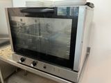 un micro-ondes posé sur une table dans une cuisine
