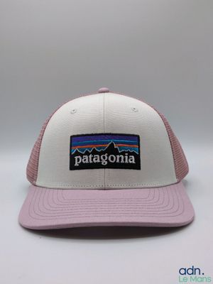 une casquette blanche et rose avec un écusson Patagonia sur le devant