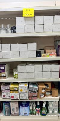 de nombreuses boîtes, les unes à côté des autres, sur les étagères du magasin