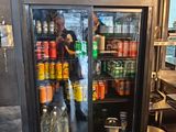 un réfrigérateur contenant des boissons, situé dans une cuisine