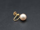 une paire de boucles d'oreilles en perles sur une surface noire