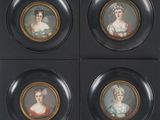 quatre portraits miniatures de femmes dans des cadres noirs aux bordures dorées