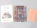 Il y a deux livres sur la table, et l'un d'entre eux est posé sur la table.