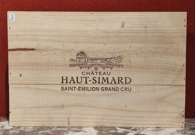 une boîte en bois sur laquelle est apposée une étiquette de vin