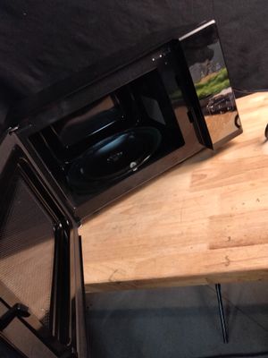 un micro-ondes posé sur une table en bois