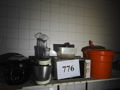 un mixeur et un mixeur posé sur une étagère dans une cuisine