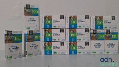 Plusieurs boîtes de brocolis sont empilées les unes sur les autres sur une table