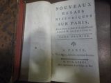 un livre ouvert posé sur une table, sur lequel on peut lire quelque chose