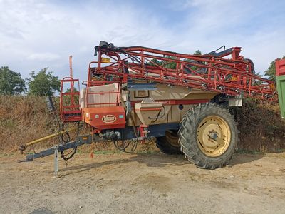 un tracteur garé dans la terre
