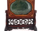 Plaque chinoise en jade vert sculpté, sur socle
