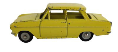 une petite voiture jaune posée sur une surface blanche, elle-même posée sur une surface blanche