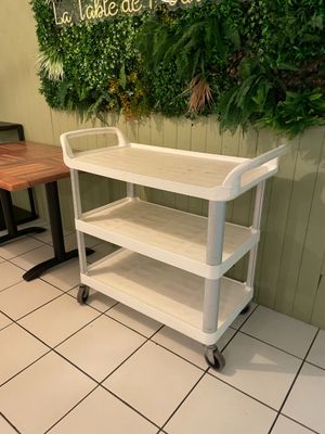 un chariot blanc posé par terre