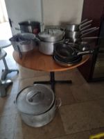 4 marmites inox et alu avec couvercles ; 1 passoire ; 1 séri…