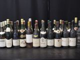 beaucoup de bouteilles de vin sur la table