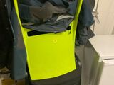 une pile de bagages posée sur une étagère dans une salle de bains