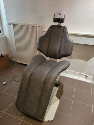 une photo d'un fauteuil dentaire dans une pièce