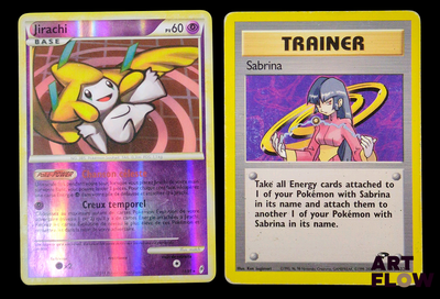 deux cartes Pokémon posées l'une sur l'autre