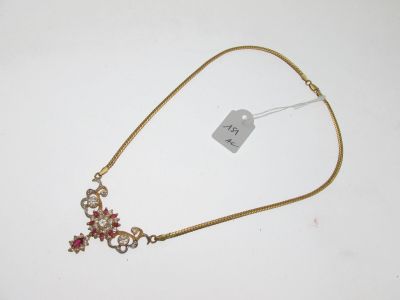 Gros plan sur un collier en or orné d'une croix