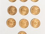 gros plan d'un paquet de pièces d'or sur une surface blanche