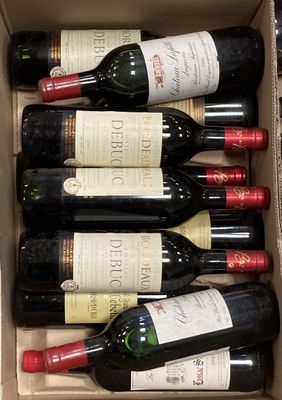 bouteilles de vin rouge dans un carton sur une table