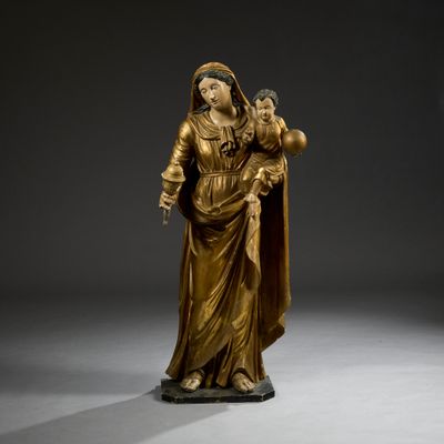 l'image d'une statue représentant une femme tenant un enfant dans ses bras