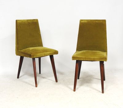 paire de chaises de style « mid-century » en velours vert, avec des pieds en noyer
